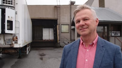 Gustav Granholm som är VD för Korv-Görans har funderat på att laga köttbullar utan fosfater. 