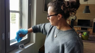Sofia Grynngärds tvättar fönster med några droppar ättika och tallsåpa i ljummet vatten.