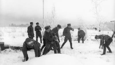Soldater kastar snöboll, 1940