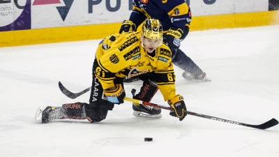 Miikka Pitkänen försöker nå pucken framåtböjd.