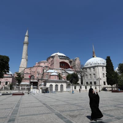 Hijabiin pukeutunut nainen Hagia Sofian edustalla.