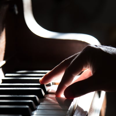 en pianists högra hand på pianotangenterna