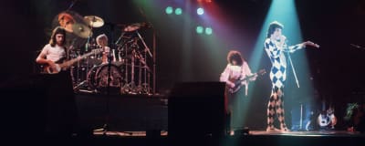 Rockbandet Queen uppträder 1977.