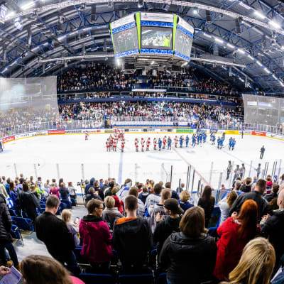 Fullt hus på Finland-Ryssland vid dam-VM i ishockey.
