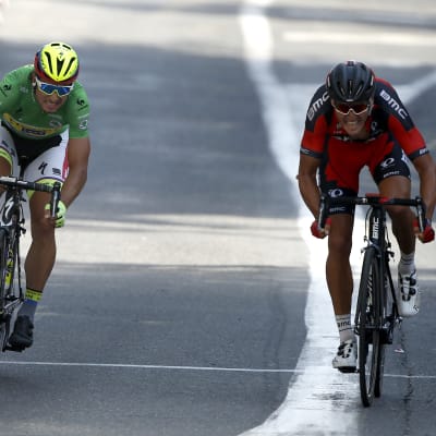 Greg Van Avermaet slåg Peter Sagan i spurtstrid, etapp 13 av Tour de France 2015.