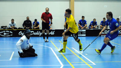 Knights Daniel Forsell nära mål med bollen. Blues målvakt Vesa Tallqvist täcker.
