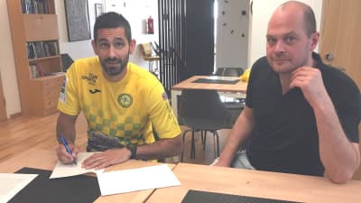 Nikola Zujic och Petter Forsström undertecknar spelarkontraktet.