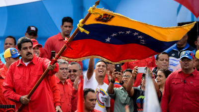 President Nicolás Maduro viftade med Venezuelas flagga på ett kampanjmöte 27.7.2017.