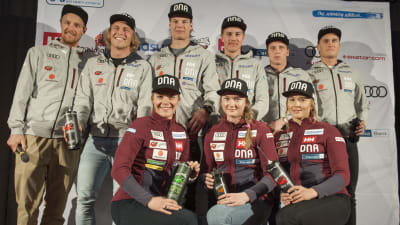 Det findländska laget på en gruppbild inför världscupen i Levi.