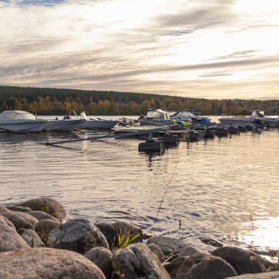 Veneitä kelluu vedessä syystulvassa Rovaniemellä.