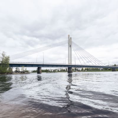 Rovaniemen jätkänkynttilän -silta Kemijoen yläpuolella.
