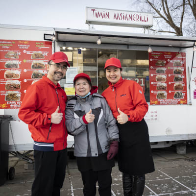 Foni Dang-Vo, Tiem Dang ja Tina Dang-Vo Timin grillin edessä. 