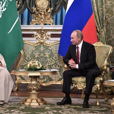 Kung Salman och Vladimir Putin träffas i Moskva. 