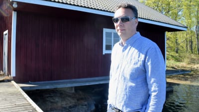 Antti Hannula med solglasögon.