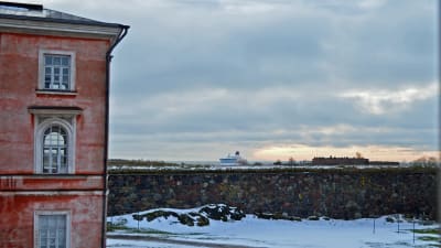 Från fönstret ser man havet.