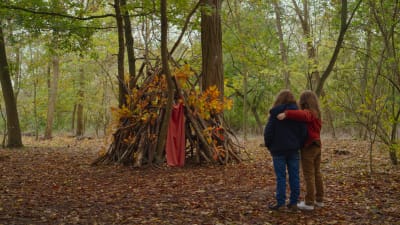 Kaksi pikkutyttö metsässä Céline Sciamman elokuvassa Petite maman eli Maja lapsuuden reunalla.