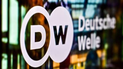 En glasvägg eller en liknande yta med en logotyp och texten Deutsche Welle.