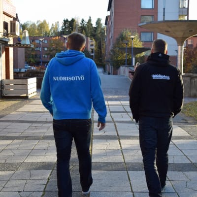Juho Outavaara (till vänster) och Timo Kyllönen träffar ungdomar i Björkby, där det enligt tidningsuppgifter rör dig tunga droger.
