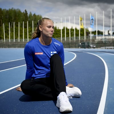 Saga Vanninen sitter vid idrottsplanen i Alberga