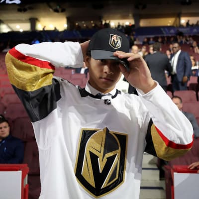 Marcus Kallionkieli sätter på sig Vegas Golden Knights kläder.