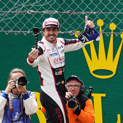 Fernando Alonso juhlii Le Mansin 24 tunnin ajon voittoa kesäkuussa 2019.