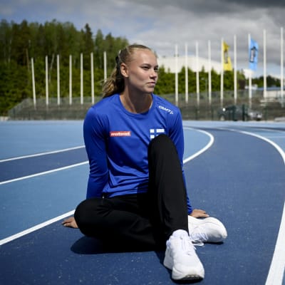 Saga Vanninen sitter vid idrottsplanen i Alberga