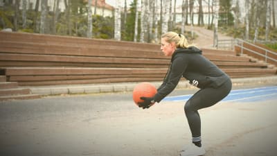 Linda Sällström kastar medicinboll mot trävägg