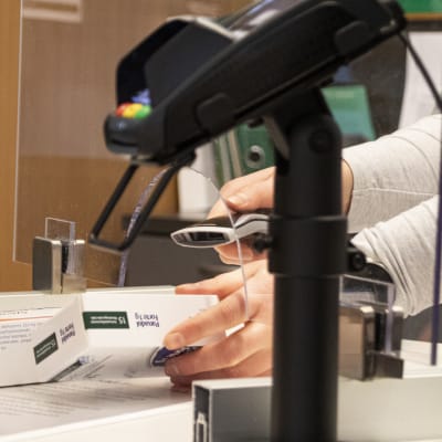 Vuoksenniskan apteekkiin tullut suojapleksi koronaviruksen varalta.