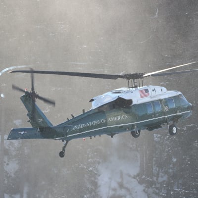 Donald Trumps helikopter i snöigt landskap.