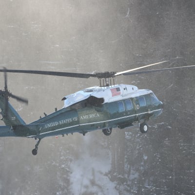 Donald Trumps helikopter i snöigt landskap.