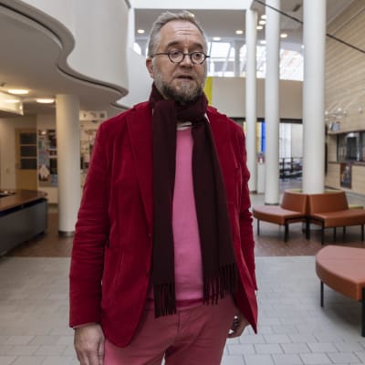 Ambrosius Wollsten i röd kavaj och röda byxor. 