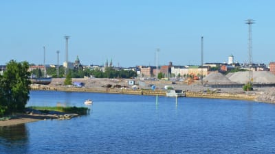 Vy från farfarsbron över hav och Helsingfors.