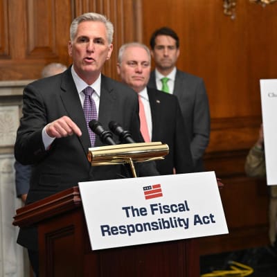 Yhdysvaltain edustajainhuoneen puhemies Kevin McCarthy puhuu Rayburn-huoneessa sen jälkeen, kun edustajainhuone äänesti fiscal Responsibility Act -säädöksestä Yhdysvaltain Capitolissa Washington DC:ssä 31. toukokuuta.