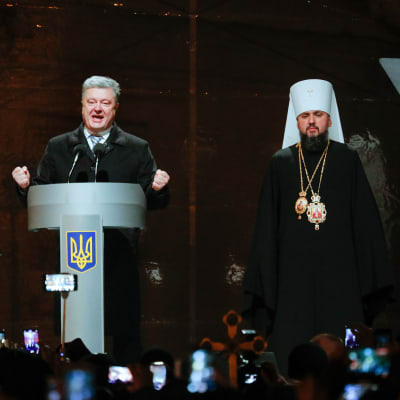 Ukrainas president Porosjenko utlyser den ukrainska kyrkan självständig.