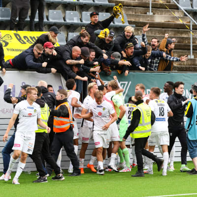KuPS juhlii maalia kannattajiensa kanssa dramaattista loppuhetkien voittomaalia Interin verkkoon 23.9.2023.