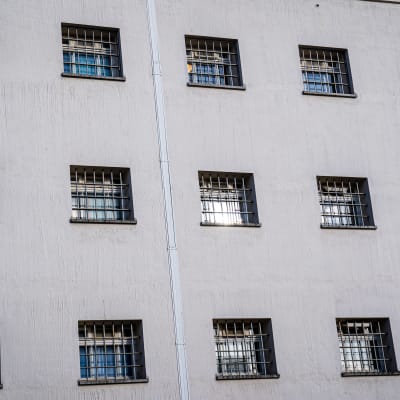 Riihimäen vankila, ikkunoita