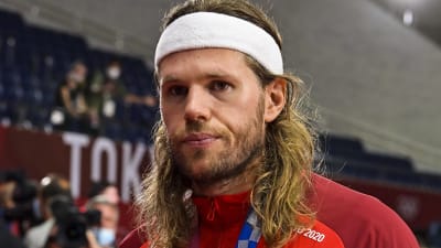 Mikkel Hansen lämnar OS-arenen med en silvermedalj runt halsen.