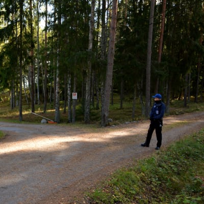 Polis bevakar fastighet i Ybbersnäs, Pargas.