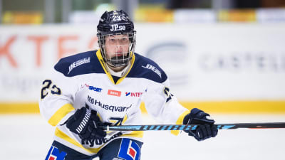 Sanni Hakala skrinnar iklädd hockeymundering.