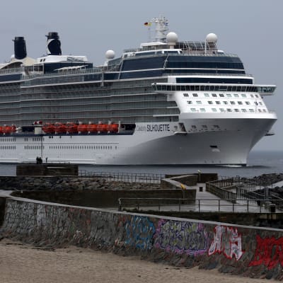 Kryssningsfartyg på väg till Rostock.