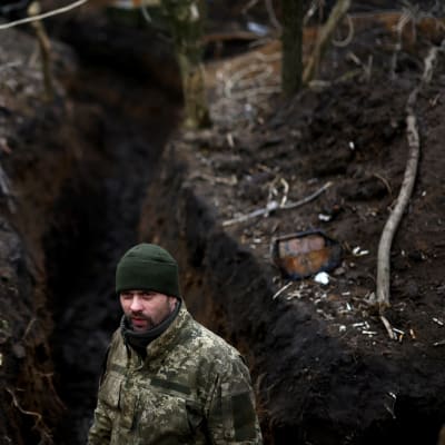 Sotilas juoksuhaudassa mutaisessa kelissä Donetskin alueella.