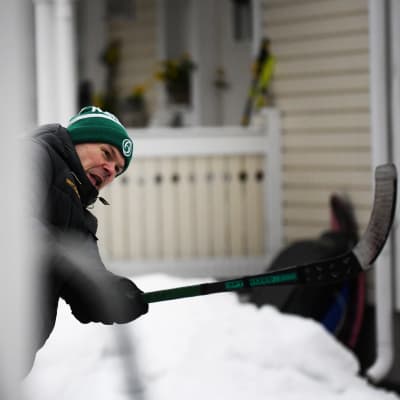 Jari Hyttinen spelar bandy på gården.