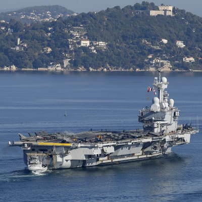 Hangarfartyget Charles de-Gaulle lämnar hamnen i Toulon, Frankrike