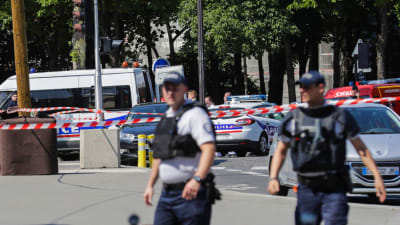 Polisen under en operation på Champs-Élysées i Paris. 