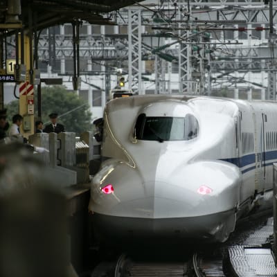 Japanilainen luotijuna sapuu asemalle.