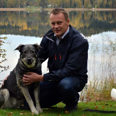 Pasi Himanen ja Saana kotipihallaan.