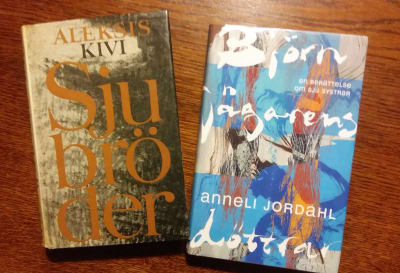 Böcker av Aleksis Kivi och Anneli Jordahl.