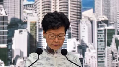 Hongkongs regeringschef Carrie Lam höll en presskonferens i lördags där hon meddelade att utlämningslagen läggs på hyllan. 