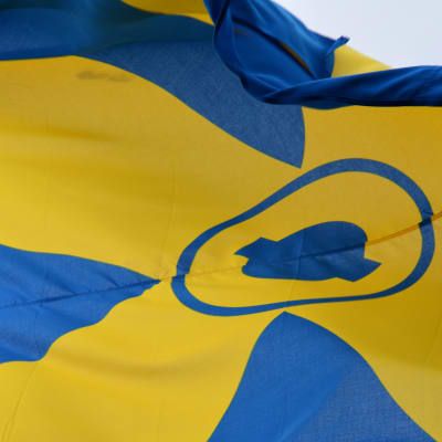 Flagga med Kimitoöns kommuns flagga.