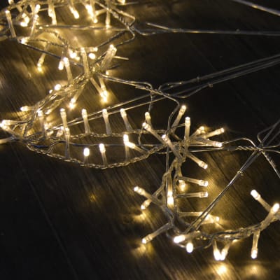 Metallihenkareista tehty joulutähti, jossa palavat led-valot
